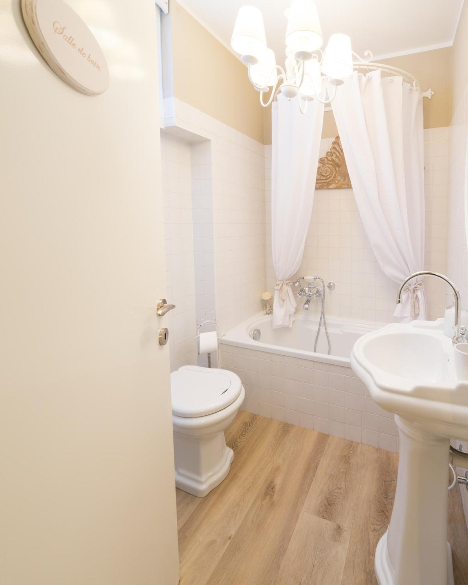 Bnbook Maison Charlotte Lago Maggiore Porto Valtravaglia Ngoại thất bức ảnh